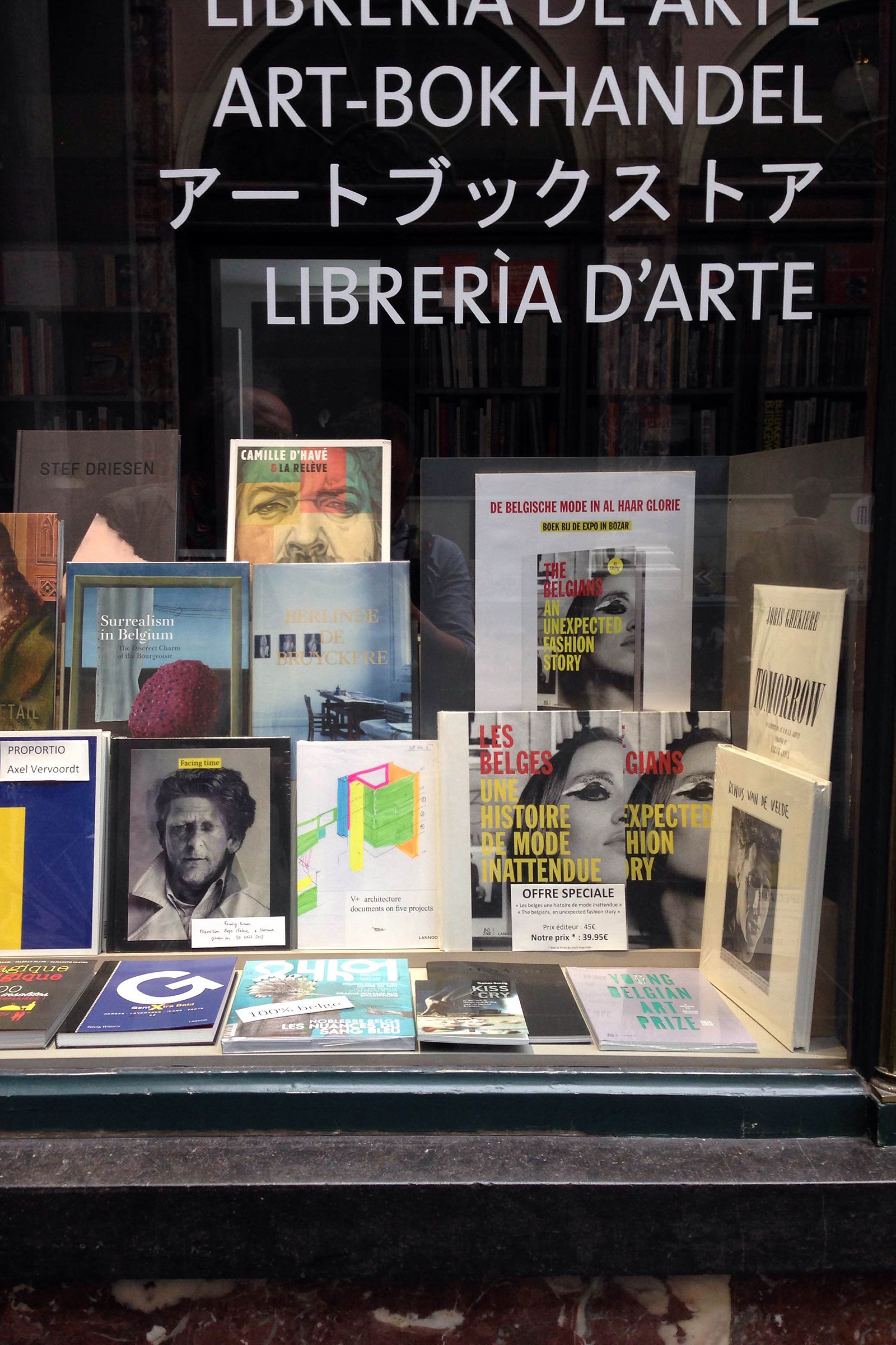 182.v+.bozar vernissage book in vitrine