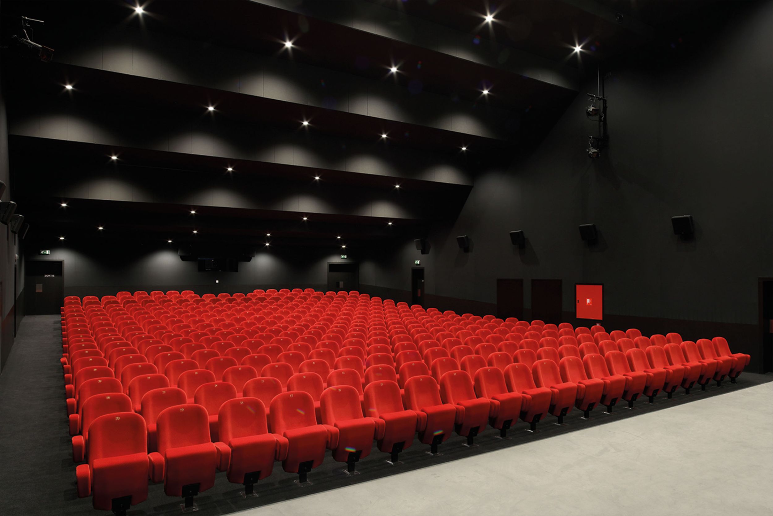 137.V+.CAMEO.Photo-01-Light